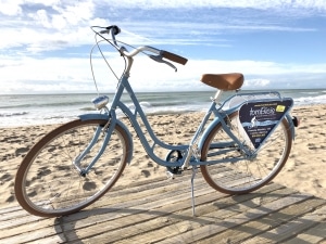 Bicicleta sobre el paseo marítimo